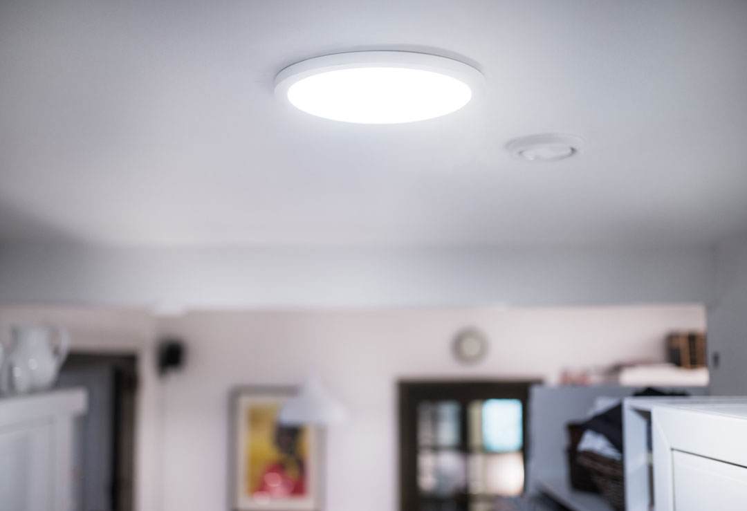 LED-paneelivalaisin keittiön katossa. Taustalla DROP-ripustusvalaisin